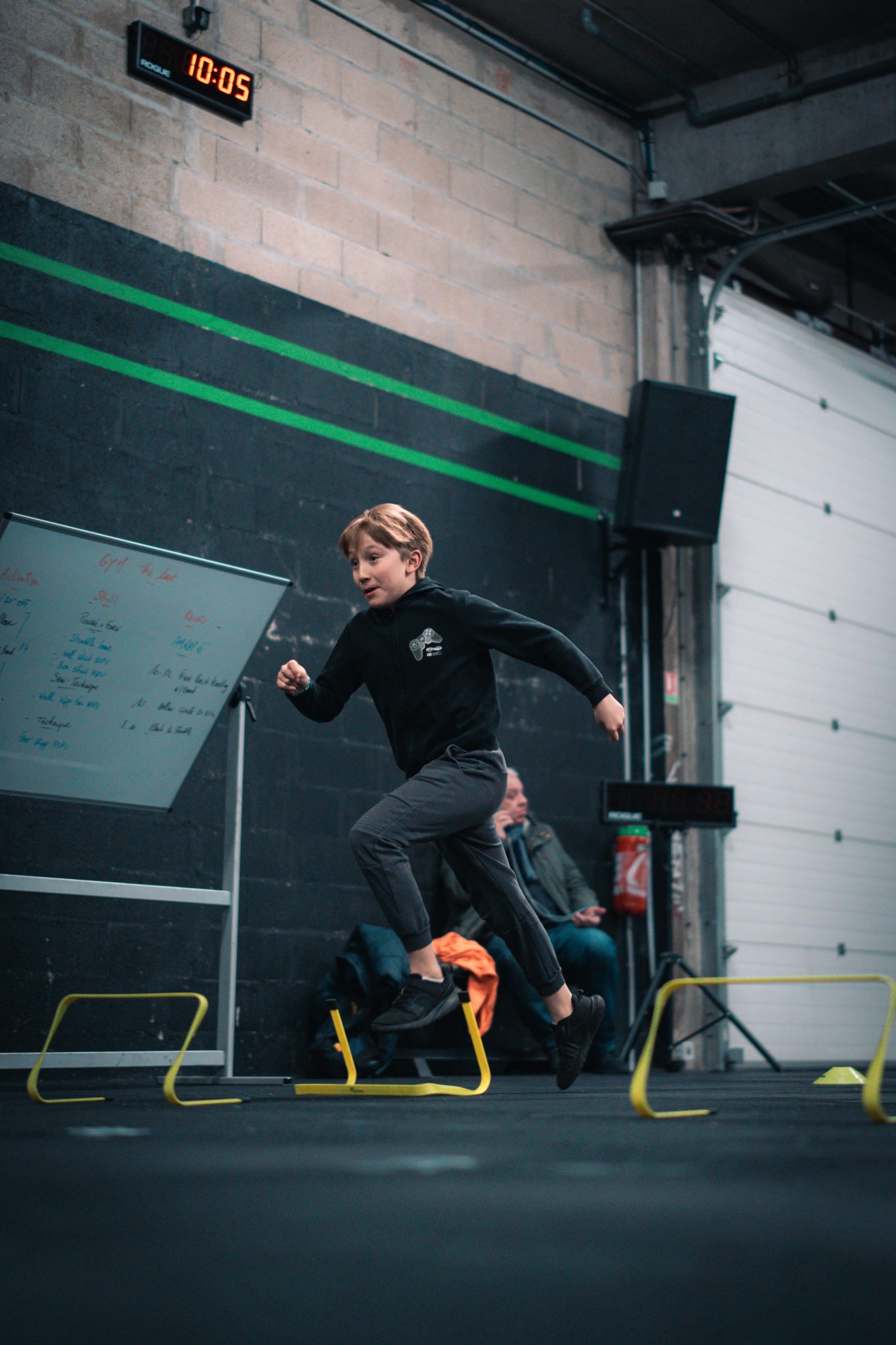 Des enfants font un exercice de course entre des plots