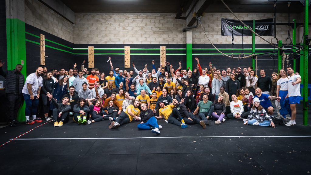 Les membres de L’Arène réunis pour une photo de groupe dans la salle