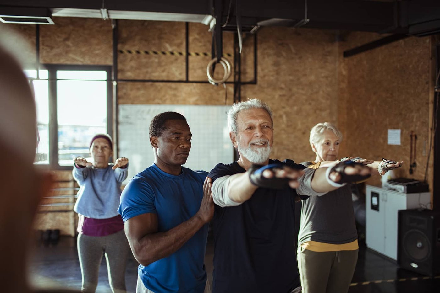 Un groupe de seniors à l’entraînement avec un coach