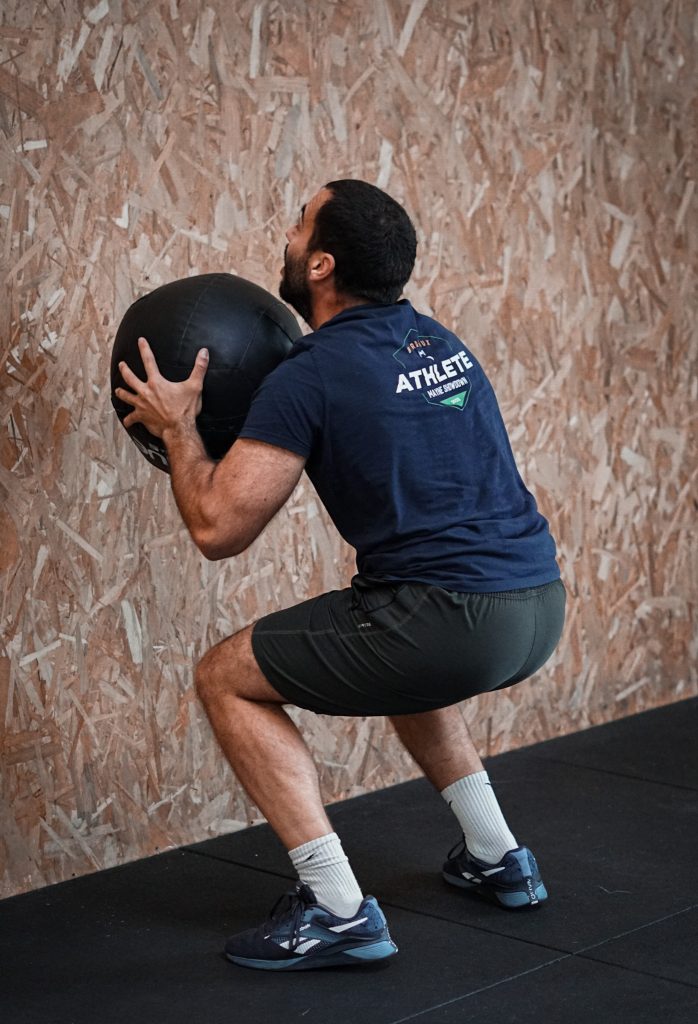 Un athlète au wall ball pendant un entraînement HYROX