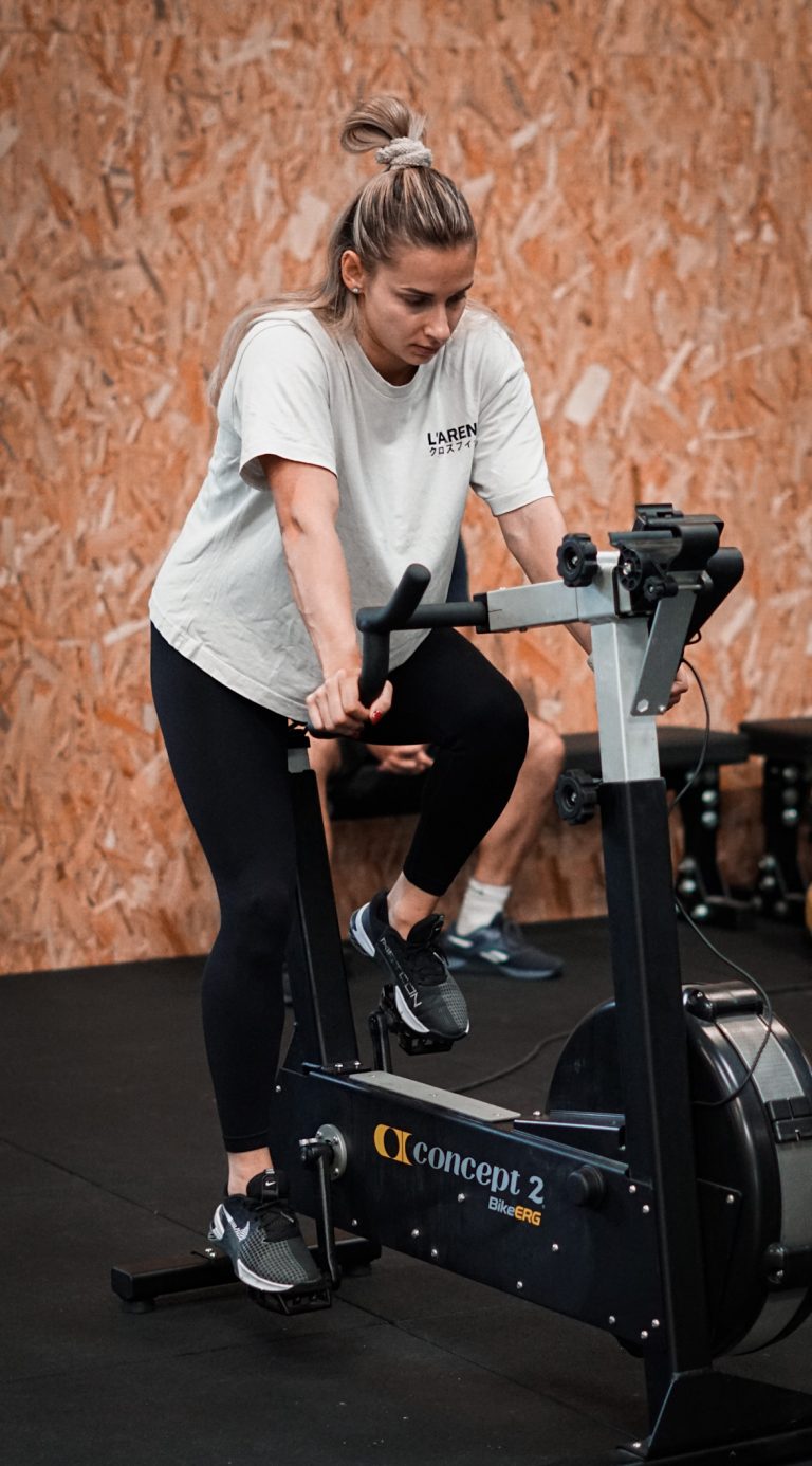Une membre de L’Arène Gradignan pendant un cours cardio