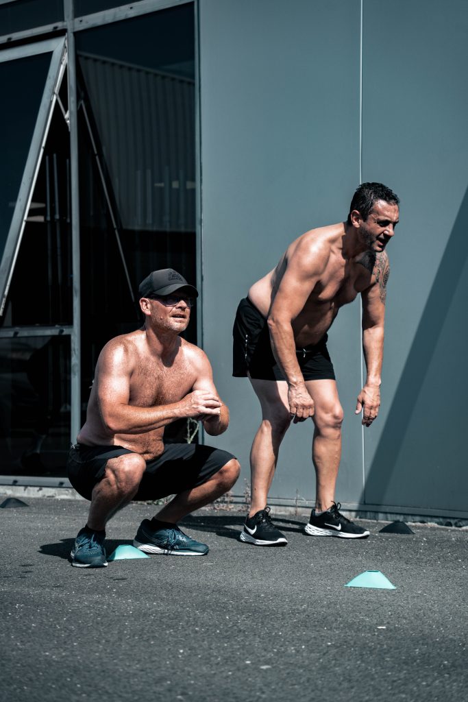 Deux athlètes s’entraînent ensemble pendant un Team Workout