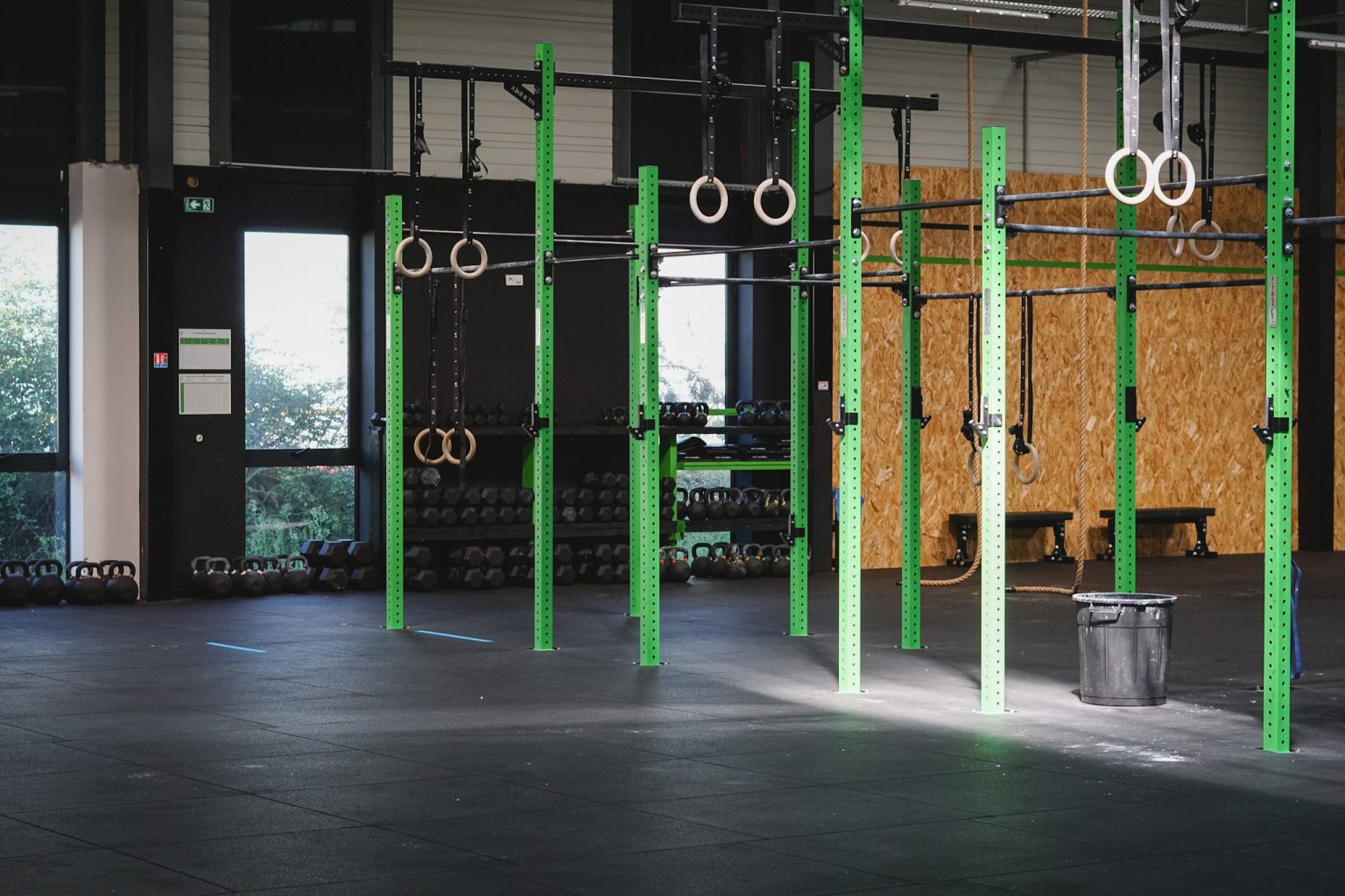 La structure de tractions et les anneaux de L’Arène Training Club Gradignan