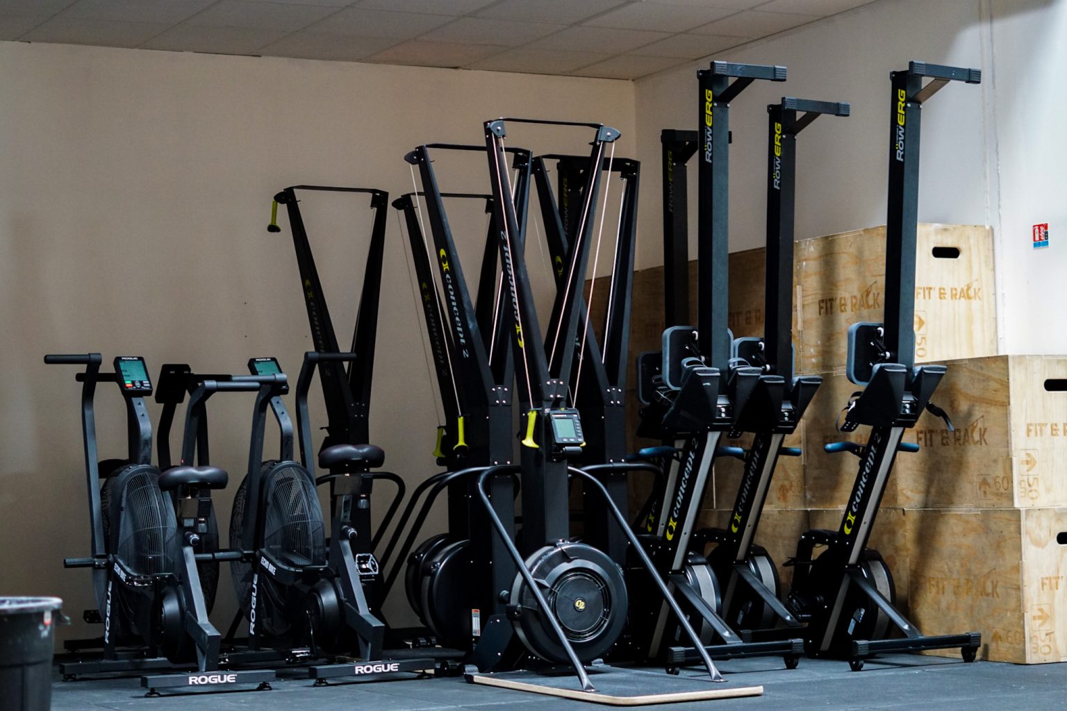 L’espace cardio de L’Arène Gradignan : vélos d’assaut, ski ergs et rameurs